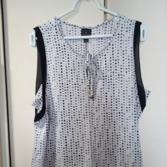 Women's Top - Picture 2 of 5